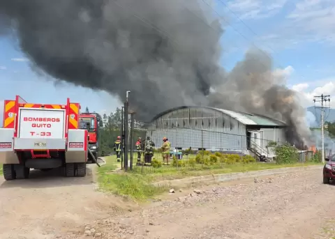 El Cuerpo de Bomberos atiende la emergencia registrada en una zona donde se almacenaban llantas.