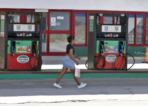 Una persona pasa frente a una gasolinera en La Habana (Cuba), el pasado viernes 27 de marzo de 2026.