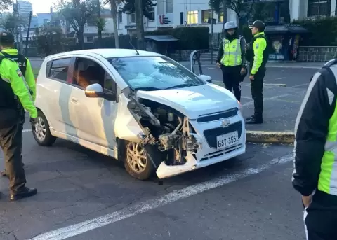 Veh�culo donde se movilizaban cinco delincuentes de nacionalidad extranjera fue detenido en Quito.