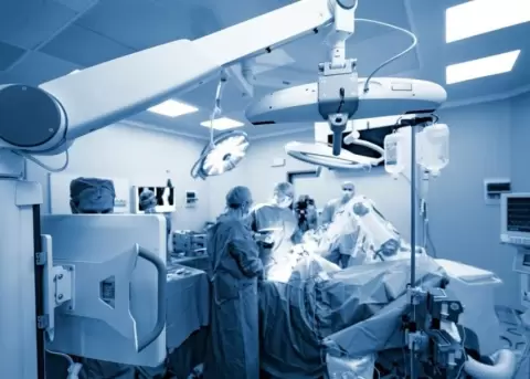 La cirug�a rob�tica tiene una mayor precisi�n.