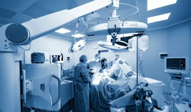 La cirug�a rob�tica tiene una mayor precisi�n.