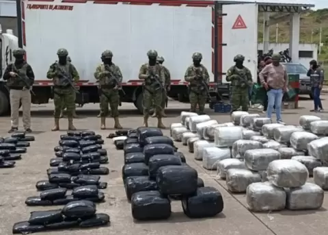 Soldados ecuatorianos vigilando un cargamento de marihuana incautado en Carchi, el 30 de marzo de 2026.