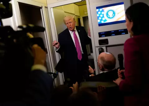 El presidente Donald Trump habla con la prensa a bordo del Air Force One en ruta a la Base Conjunta Andrews, Maryland, el 29 de marzo.