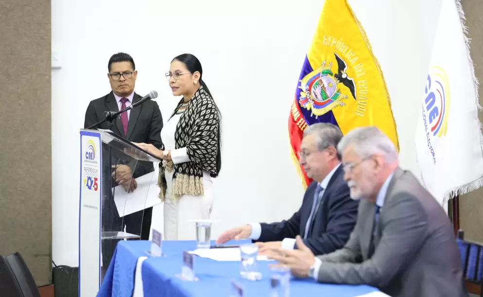 Decisiones pol�ticas del CNE merman su legitimidad; un pronunciamiento de la CC bajar�a las tensiones, explica Esteban Ron