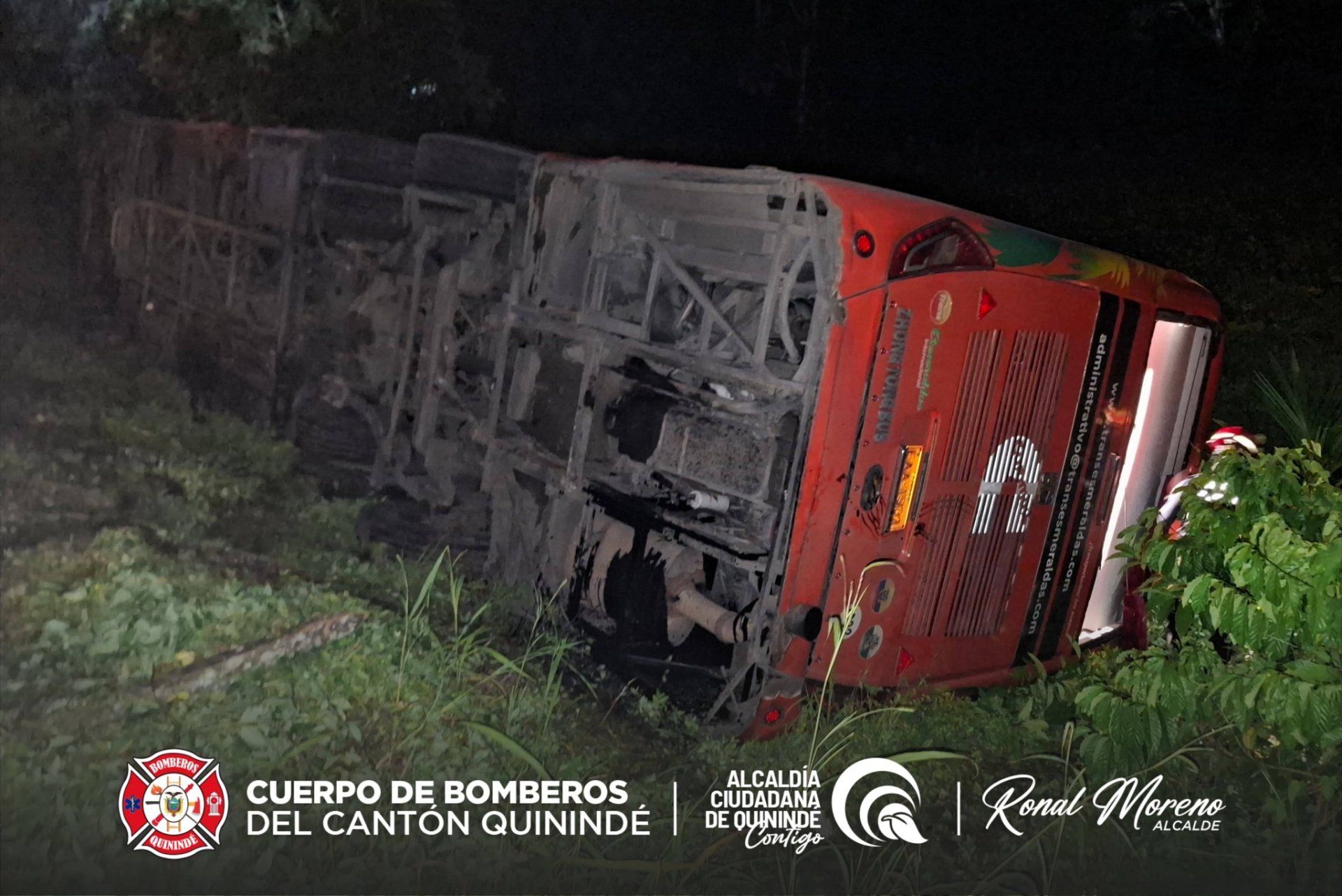 Un muerto y doce heridos tras choque y volcamiento de bus en Quinindé ...