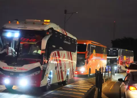 Buses interprovinciales salen de la terminal terrestre para diferentes destinos del pa�s.