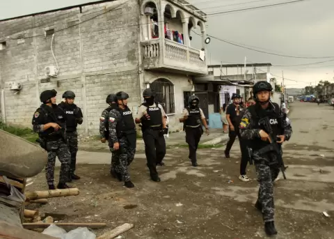 Miembros de la Polic�a ejecutan un operativo antidrogas en el barrio Batall�n del Suburbio, en el sur de Guayaquil, el 23 de enero de 2026.