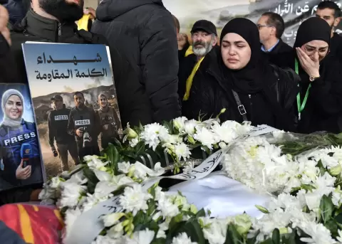 Los dolientes reaccionan ante el f�retro de la periodista de Al Mayadeen TV, con sede en Beirut, Fatima Ftouni, durante su funeral.