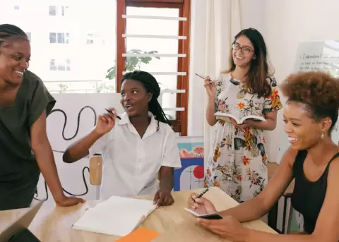 Invertir es clave para fortalecer la independencia financiera de las mujeres.