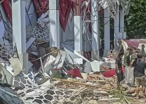 Personas inspeccionando un edificio da�ado tras un terremoto en Manado, Sulawesi del Norte, Indonesia, 2 de abril de 2026.