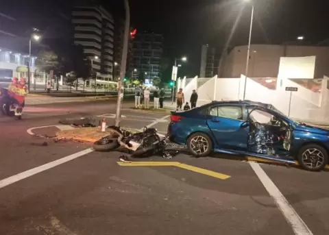 Choque entre una motocicleta y un veh�culo en la Av. 6 de diciembre y Portugal, en Quito, el 02 de abril de 2026.
