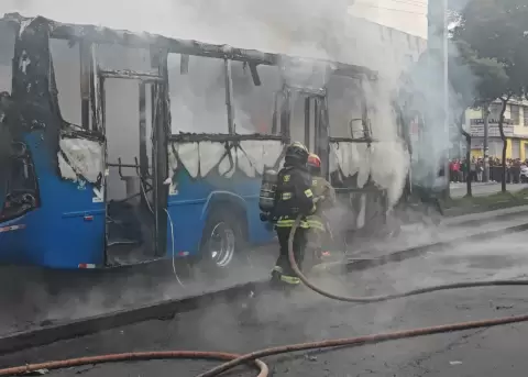 Un bus se incendi� tras un choque contra una motocicleta en el sur de Quito, este 02 de abril de 2026.