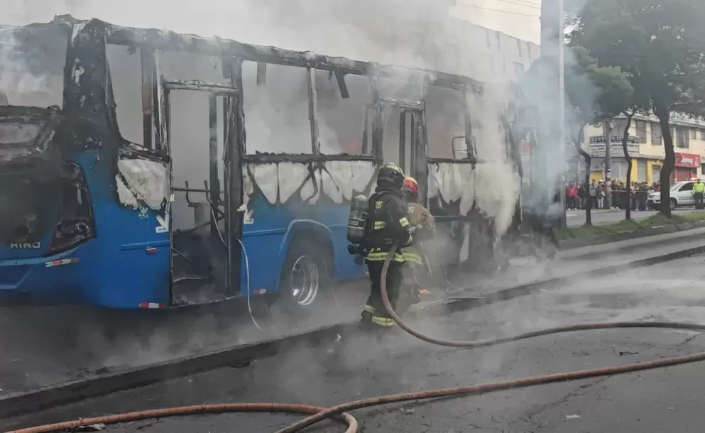 Un bus se incendi� y dos personas fallecieron tras choque en el sur de Quito