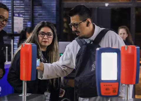 Usuarios del Troleb�s, en el primer d�a de implementaci�n del Sistema Integrado de Recaudo (SIR).