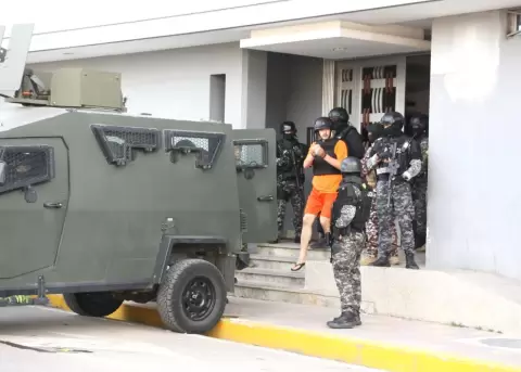 El alcalde de Guayaquil, Aquiles �lvarez, cuando sal�a de la diligencia en el cant�n La Libertad.