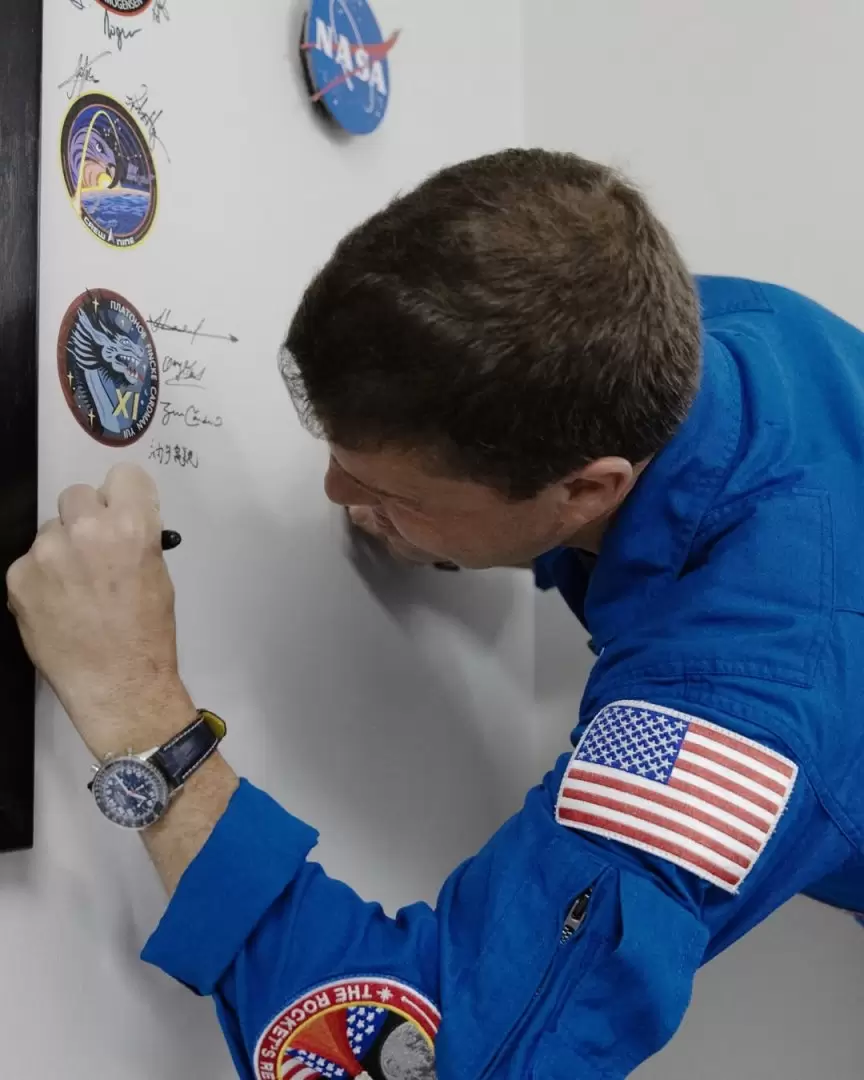 Tradicional firma de la pared blanca.