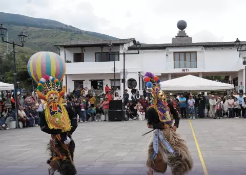 Turismo y tradici�n se fusionan en la "Semana No Tan Santa" en la Mitad del Mundo