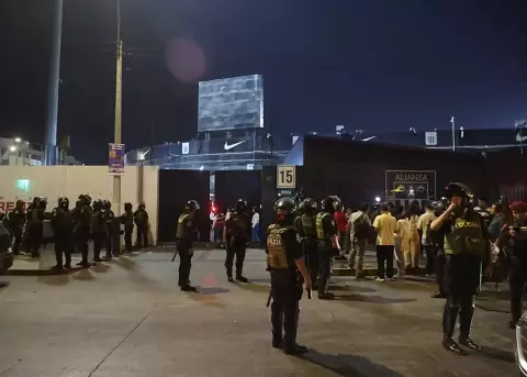 Polic�as en los alrededores del Estadio Alejandro Villanueva, donde al menos una persona muri� y 47 resultaron heridas.