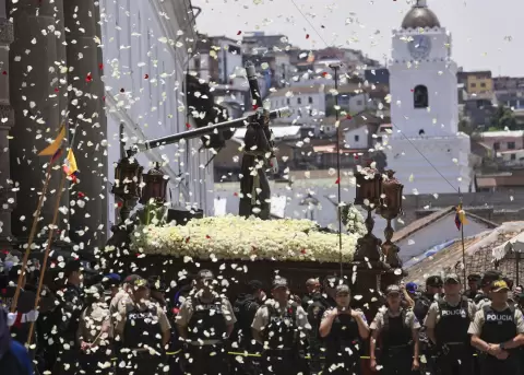 Fotograf�a que muestra una imagen de Jes�s durante el viacrusis de Semana Santa este viernes, en Quito (Ecuador).