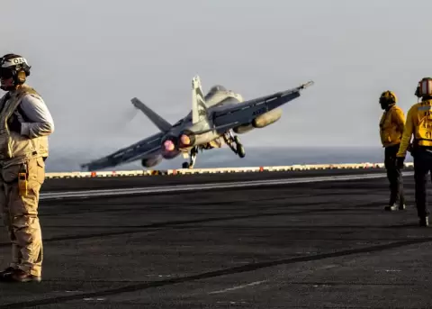 Un F/A-18E Super Hornet despega de la cubierta de vuelo del portaaviones 'USS Abraham Lincoln'.