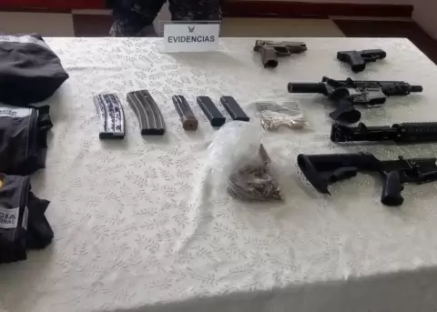 Evidencias del crimen ocurrido el 2 de abril de 2026 en la Av. de las Am�ricas, en Cuenca.