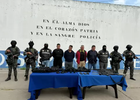 Tres polic�as y un militar en servicio pasivo fueron detenidos por tr�fico de armas en Azuay.