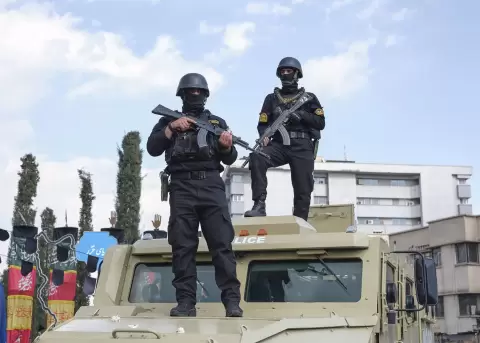 Dos soldados desplegados en el funeral del comandante de las Fuerzas Navales de la Guardia Revolucionaria en la plaza Engelab de Teher�n, Ir�n.