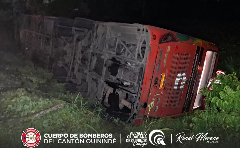 Un muerto y doce heridos tras choque y volcamiento de bus en Quinind�, Esmeraldas