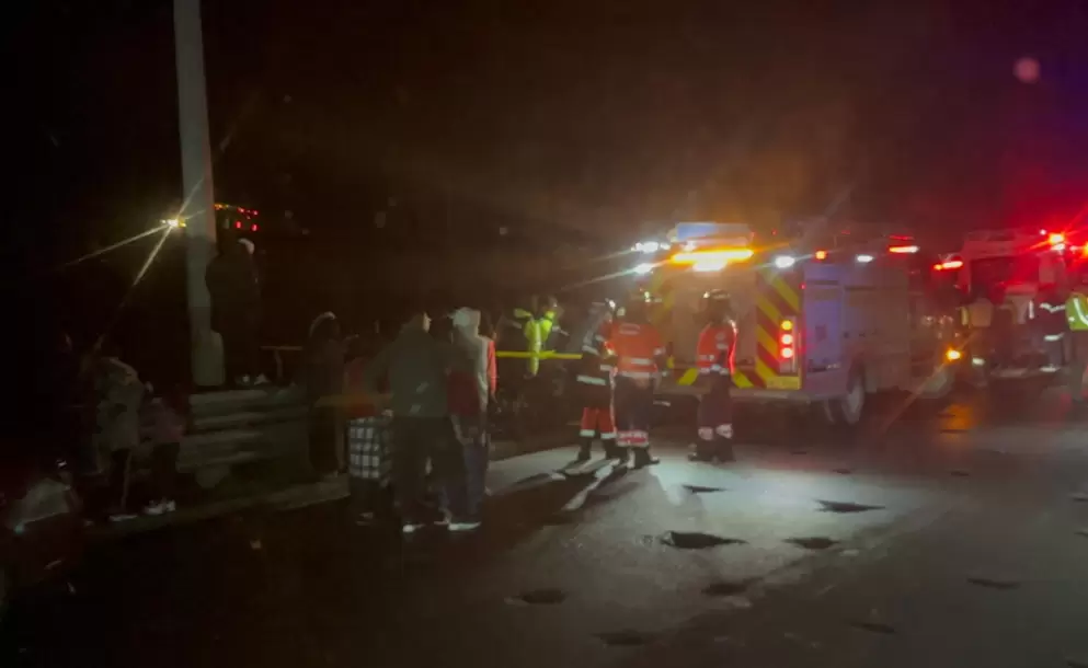 Bus cae a un abismo en Colta y deja dos fallecidos y 18 heridos