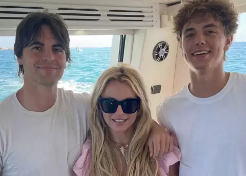 Los hijos de Britney Spears cambian su apellido por el de su madre en redes sociales.