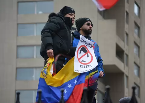 Manifestantes fuera de la Corte Federal de Nueva York, mientras Nicol�s Maduro enfrenta la primera audiencia, el 5 de enero de 2026.
