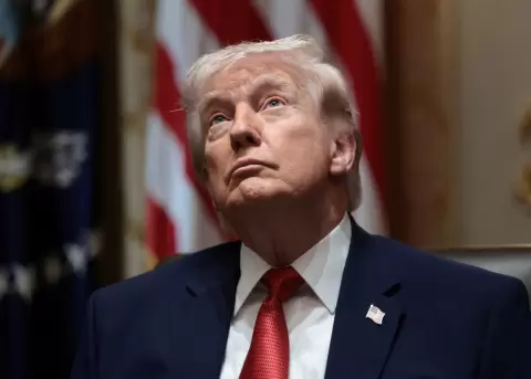 El presidente estadounidense Donald Trump asiste a una reuni�n de gabinete en la Casa Blanca en Washington, DC, el 26 de marzo.