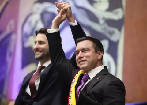 El presidente de Ecuador (d), Daniel Noboa, junto al presidente de la Asamblea Nacional, Niels Olsen, el 24 de mayo de 2025.