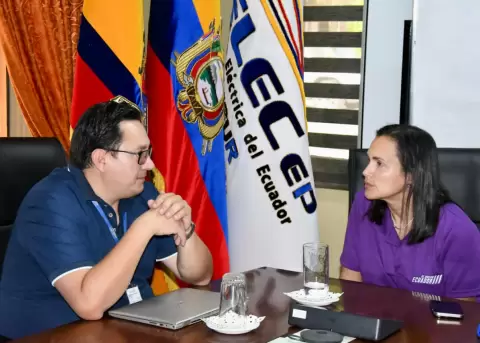 In�s Manzano (d), ministra de Ambiente y Energ�a, en una visita a las oficinas operativas de CELEC EP GENSUR, el 10 de febrero de 2026.