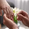 Anillos de compromiso ya son vistos como carga financiera