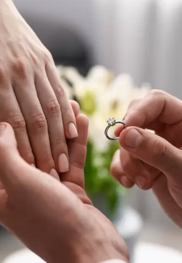 Anillos de compromiso pasan de s�mbolo rom�ntico a carga financiera.