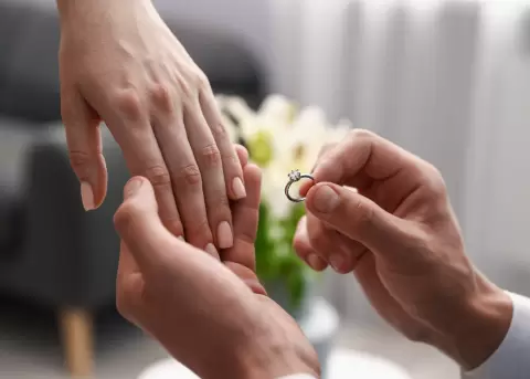 Anillos de compromiso pasan de s�mbolo rom�ntico a carga financiera.