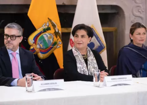 Gabriela Sommerfeld, canciller de Ecuador (centro), en un evento del 30 de marzo de 2026 en Quito.