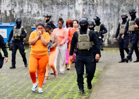 Traslado de mujeres a la c�rcel La Roca, en Guayaquil, este 08 de abril de 2026.
