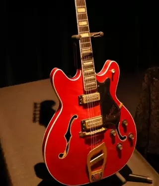 Guitarra de Elvis entra en subasta.