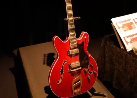 Guitarra de Elvis entra en subasta.