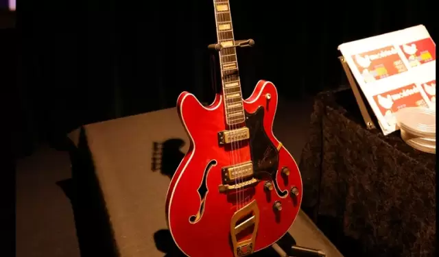 Guitarra de Elvis entra en subasta.