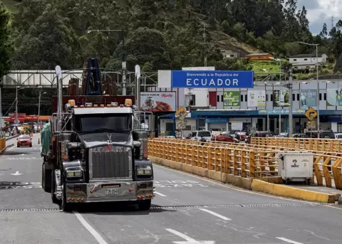 A partir del 1 de mayo, Ecuador incrementar� del 50 % al 100 % la tasa de seguridad aplicada a las importaciones provenientes de Colombia.