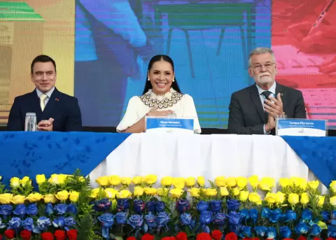 El presidente Daniel Noboa (i) junto a Diana Atamaint, titular del CNE, y Enrique Pita, vicepresidente del CNE.