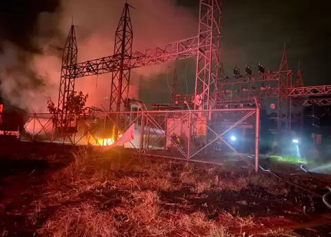 Un incendio afect� a la subestaci�n el�ctrica Senagua EPA, ubicada a la altura del kil�metro 30 de la v�a a la Costa, en Guayaquil.