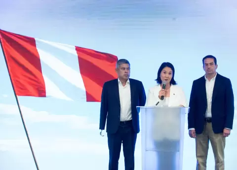 La candidata presidencial Keiko Fujimori (C) habla en una conferencia de prensa en Lima, Per�, el 13 de abril de 2026.