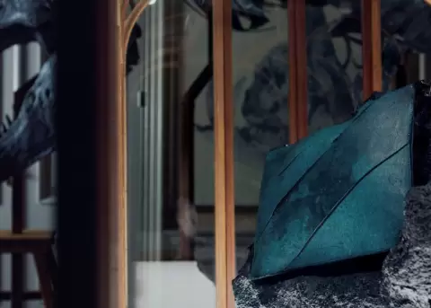 La ciencia creo un bolso de piel de dinosaurio.