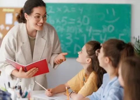 El 13 de abril reconoce la enorme labor de la docencia.