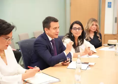Reuni�n de una delegaci�n ecuatoriana encabezada por el presidente Daniel Noboa.