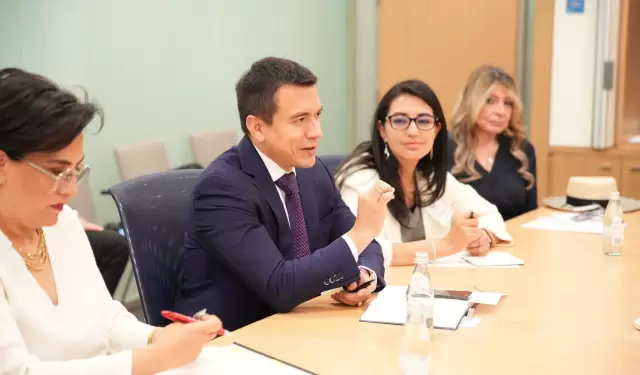 Reuni�n de una delegaci�n ecuatoriana encabezada por el presidente Daniel Noboa.